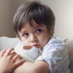 Jangan takutkan anak dengan ancaman sunat. Dampaknya bikin trauma & menolak sunat selamanya. Simak solusinya di sini.