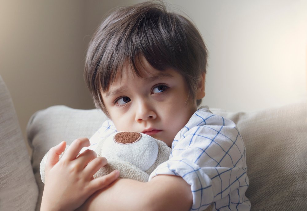 Jangan takutkan anak dengan ancaman sunat. Dampaknya bikin trauma & menolak sunat selamanya. Simak solusinya di sini.