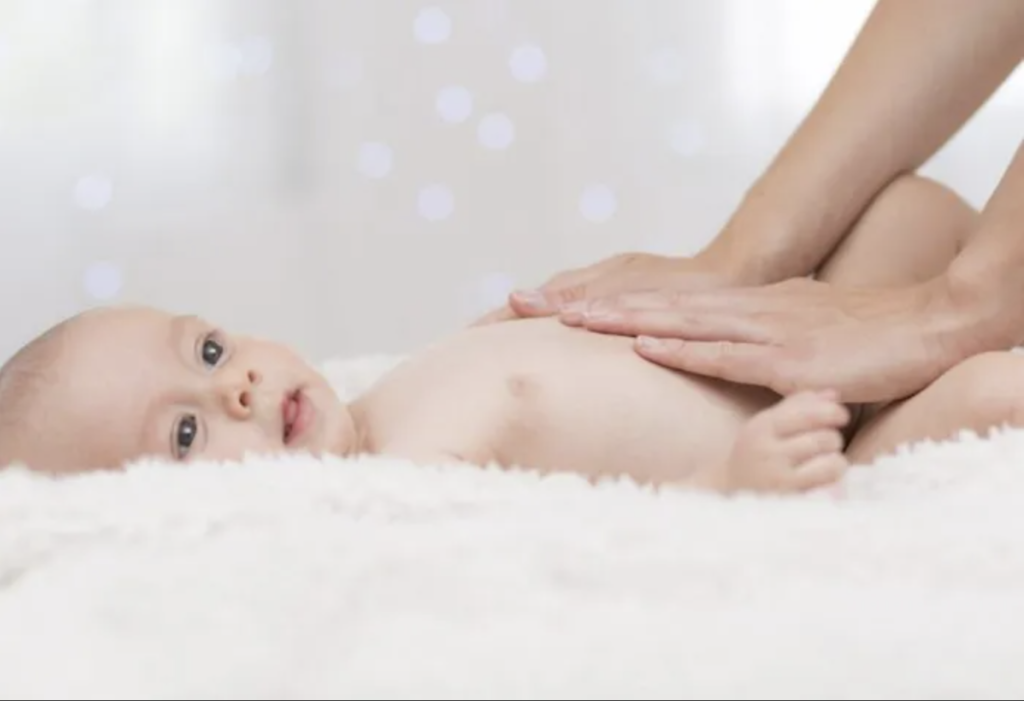 7 Cara Mengatasi Bayi Sakit Perut & Penyebabnya. Panduan lengkap untuk orang tua atasi kolik, kembung, dan susah tidur.