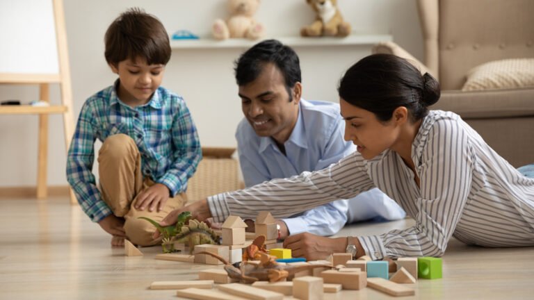 5 Ide Bermain Seru Bersama Anak di Dalam Rumah