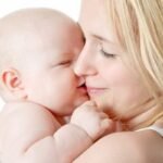 7 Alasan Ibu Perlu Menjalin Ikatan Emosional dengan Bayi Sejak Dini