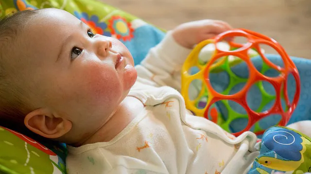 Pertimbangkan 5 Hal Ini Sebelum Memilih Mainan untuk Bayi