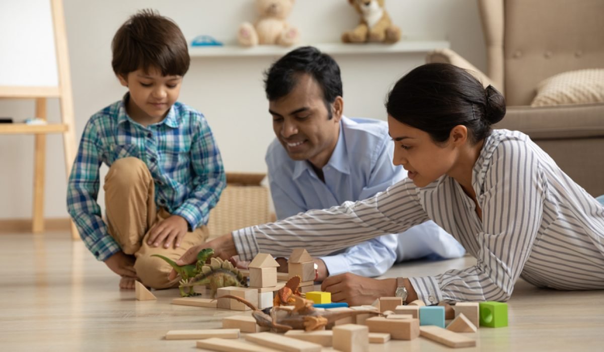 5 Ide Bermain Seru Bersama Anak di Dalam Rumah