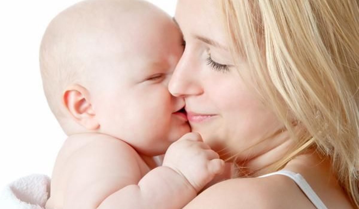 7 Alasan Ibu Perlu Menjalin Ikatan Emosional dengan Bayi Sejak Dini