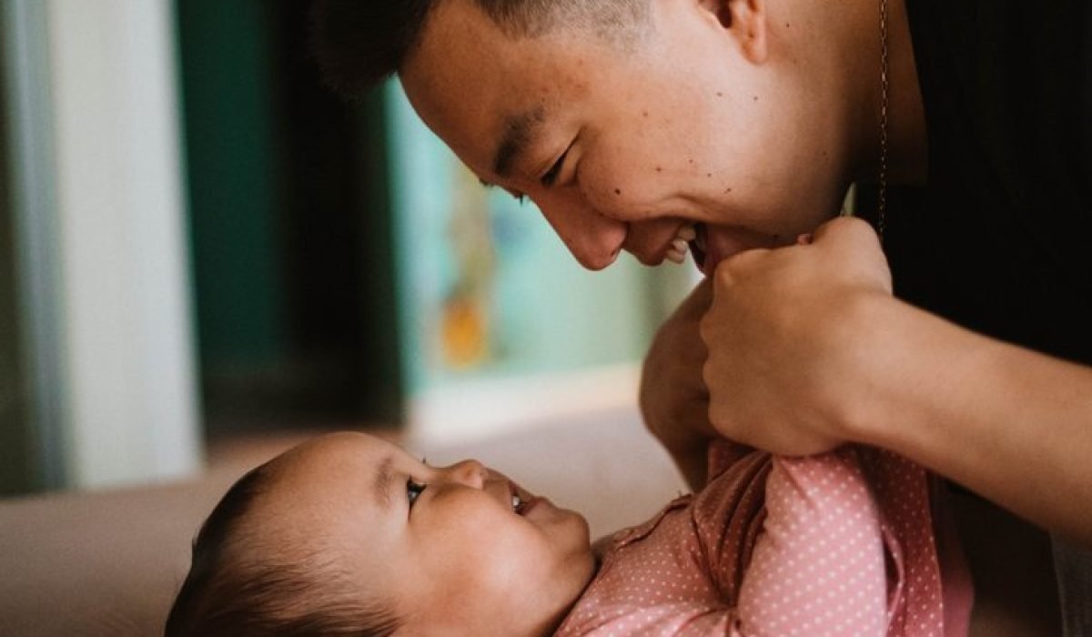 Bantu Optimalkan Perkembangan Bayi dengan Bermain Ciluk-Ba