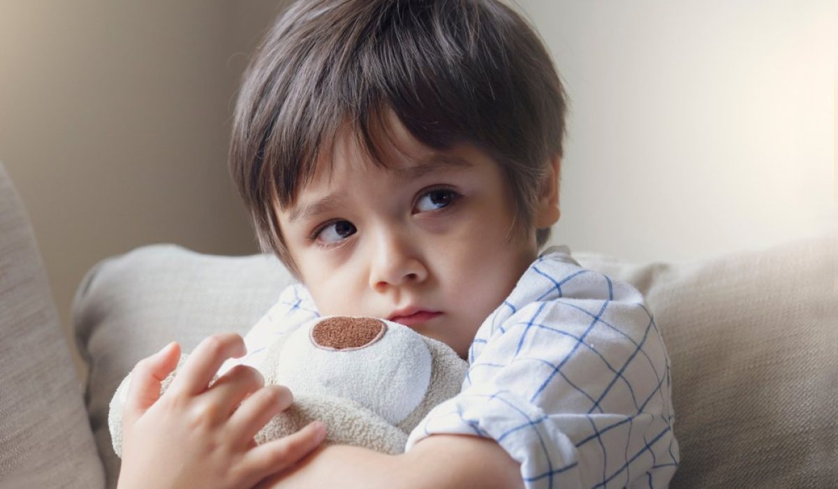 Jangan takutkan anak dengan ancaman sunat. Dampaknya bikin trauma & menolak sunat selamanya. Simak solusinya di sini.