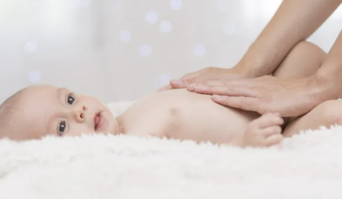 7 Cara Mengatasi Bayi Sakit Perut & Penyebabnya. Panduan lengkap untuk orang tua atasi kolik, kembung, dan susah tidur.